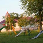 Фотография детская площадка. памятник в.и.ленинину.