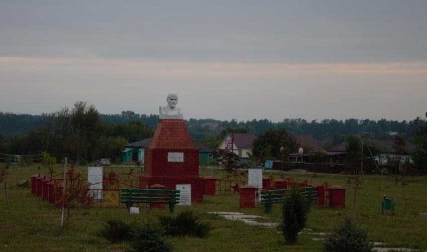 Детская площадка. Памятник В.И.Ленинину.