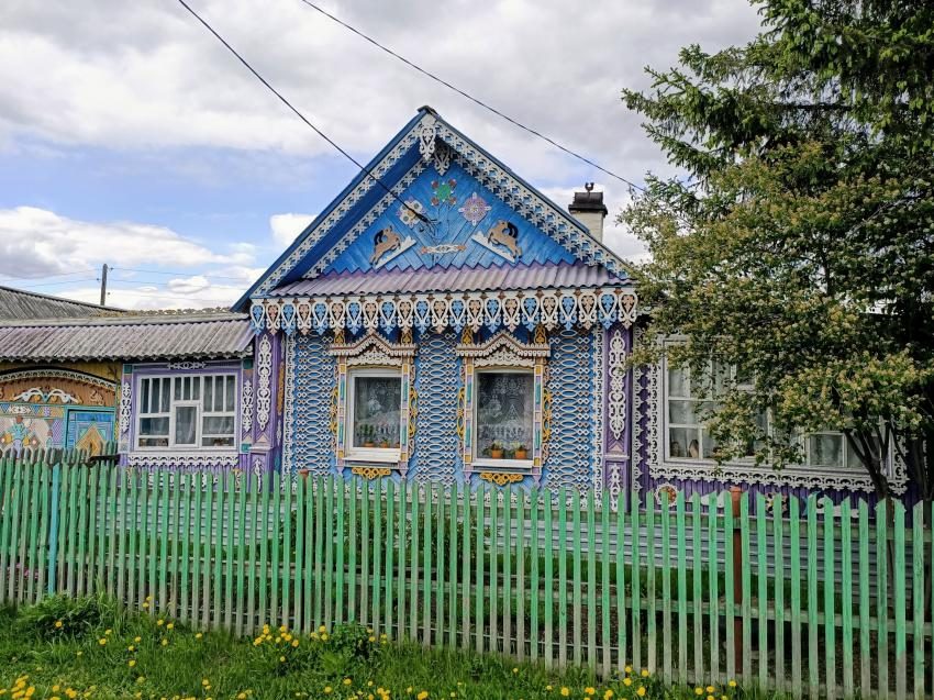 Дом с яркой резьбой